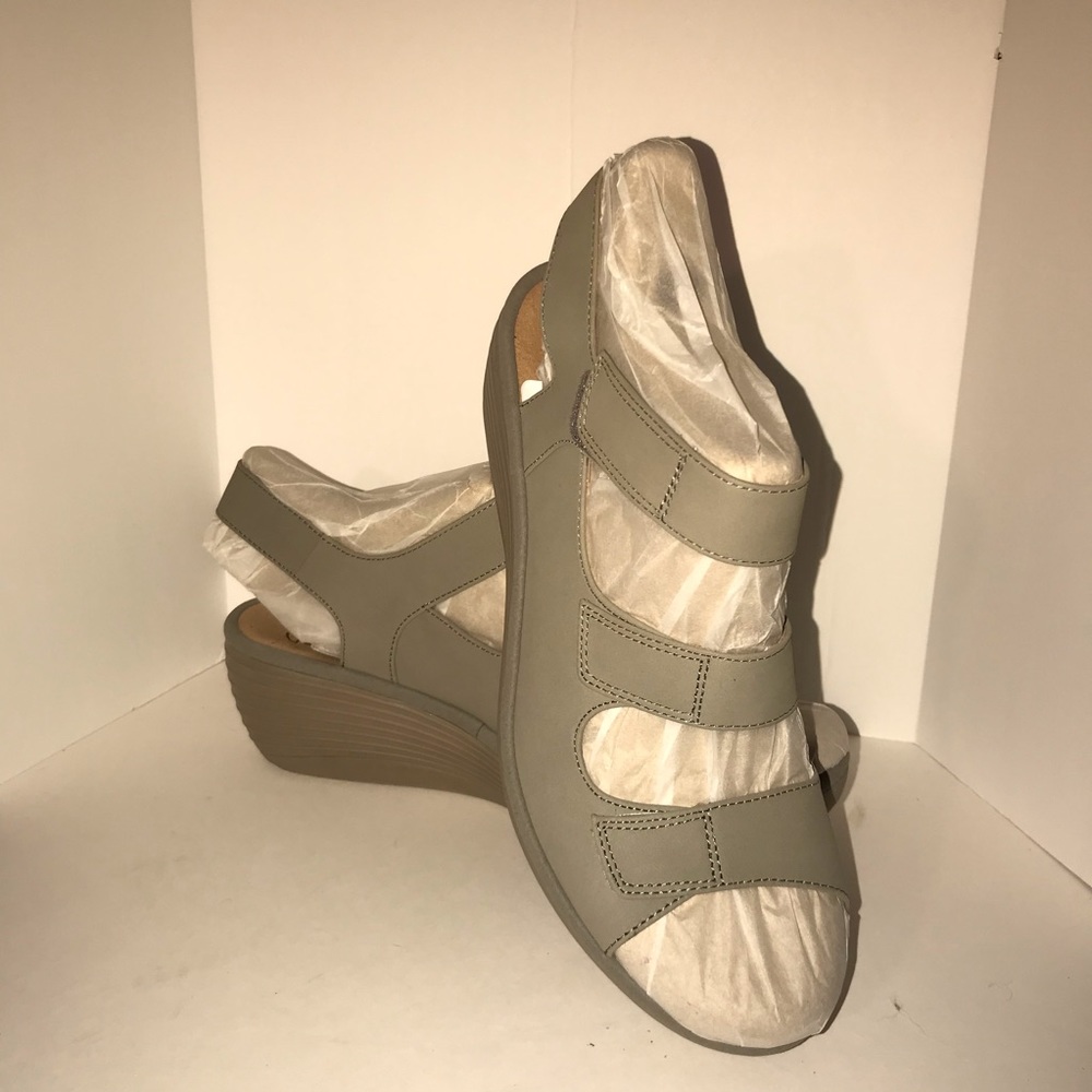 Clarks Wedge Sandals - Light Olive